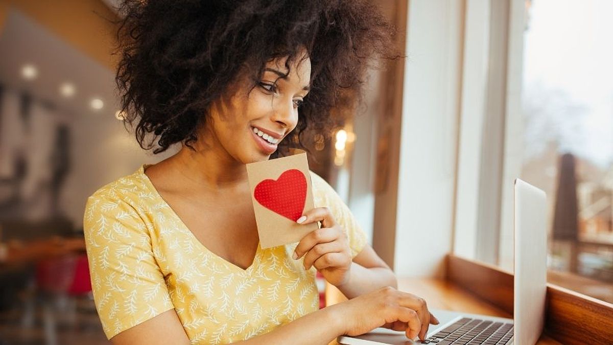 Navigating The Modern Dating Landscape: The Pros And Cons Of Online Dating For Older Adults