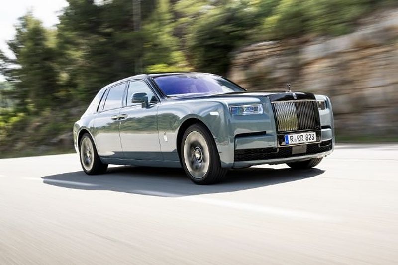 Rolls-Royce Phantom EWB showcasing exquisite craftsmanship