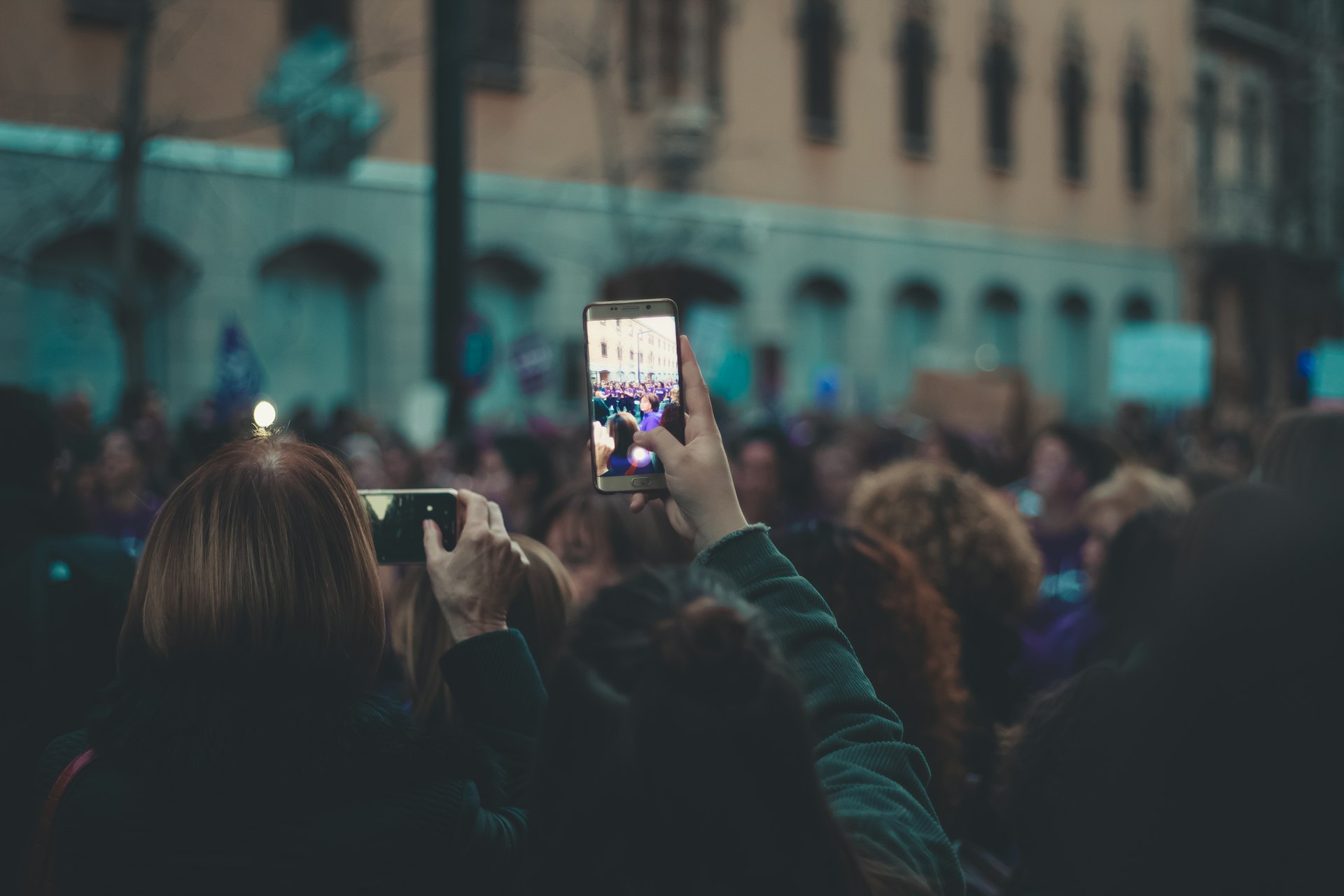 Winning Global Audiences with Mobile-First Content: Strategies for Engagement and Growth
